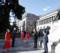 Sus Majestades los Reyes a su llegada al Museo del Prado, puerta de Velázquez